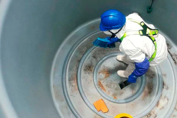 Cepillado del fondo de un tanque de agua potable