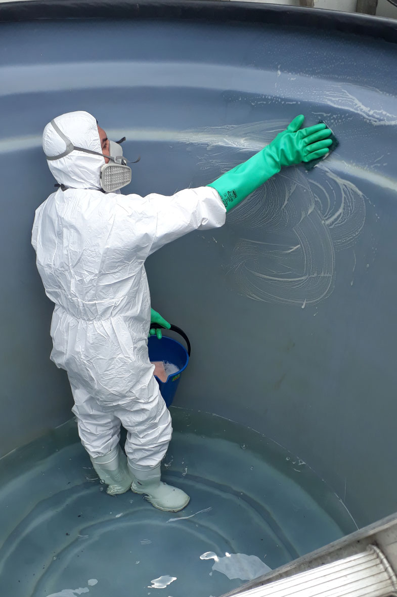 Técnico de Supertramp limpiando el interior de un tanque de agua